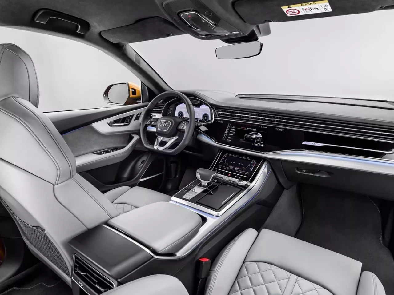 Vista delantera del habitáculo del Audi Q8, destacando su diseño y acabados premium.