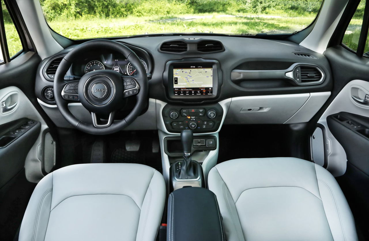 Vista detallada del habitáculo y volante del Jeep Renegade.