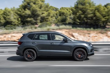 Vista en movimiento del CUPRA Ateca mostrando su perfil lateral.