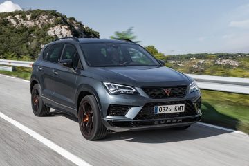 CUPRA Ateca captado en plena acción, destacando su diseño deportivo