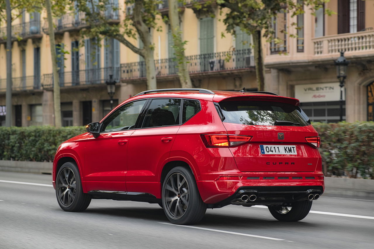 Vista lateral del CUPRA Ateca en movimiento por la ciudad.