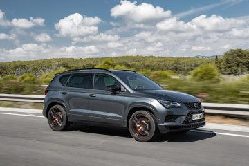 Vista dinámica del CUPRA Ateca destacando su perfil deportivo.