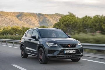 Vista dinámica del CUPRA Ateca destacando su diseño agresivo y deportivo.