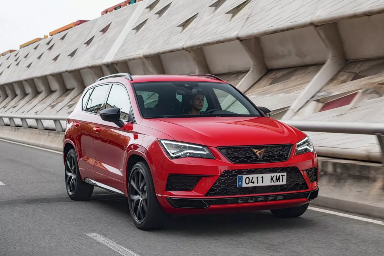 Perfil lateral del CUPRA Ateca mostrando su diseño deportivo y dinámico.