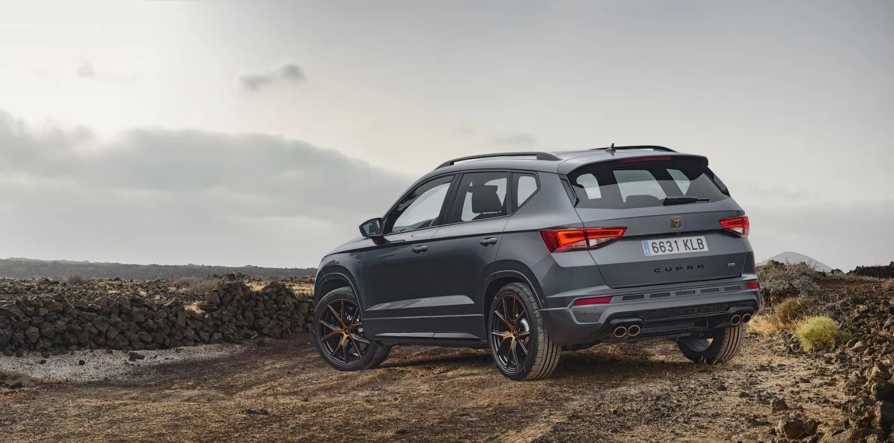 Vista trasera y lateral del CUPRA Ateca, mostrando su diseño deportivo.