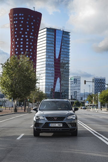 Vista delantera y lateral del CUPRA Ateca en entorno urbano.