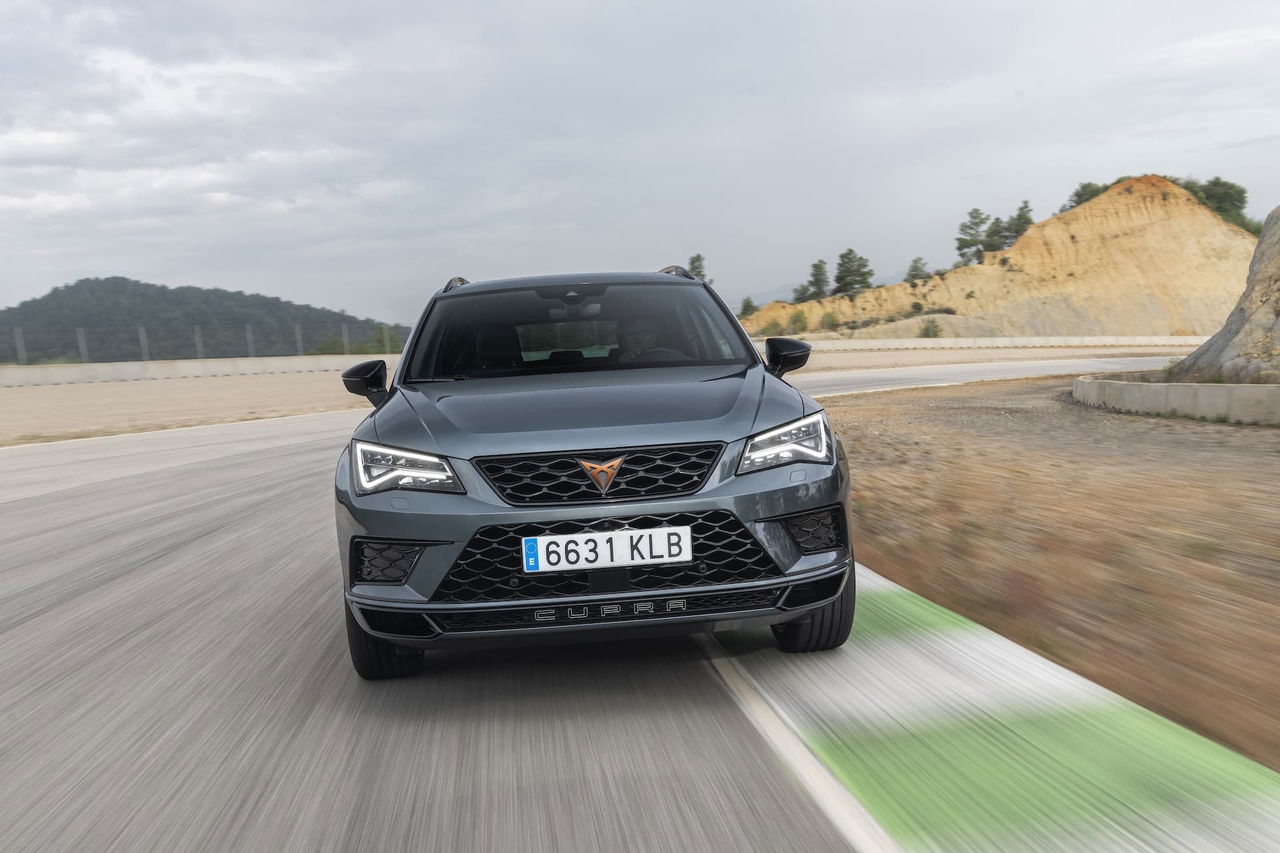 Vista frontal CUPRA Ateca destacando su diseño agresivo y dinámico.