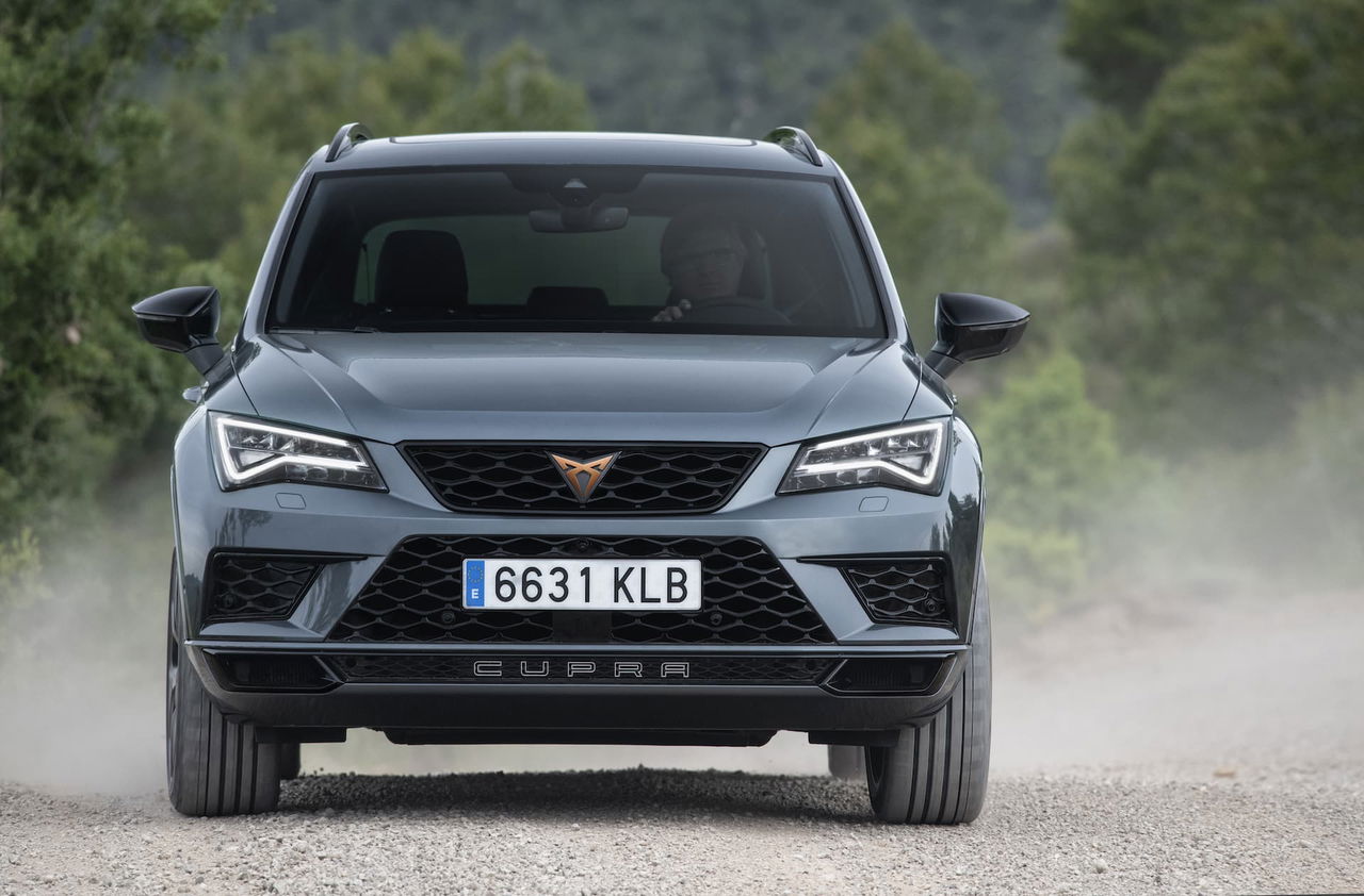 Vista frontal del CUPRA Ateca mostrando su diseño agresivo y deportivo