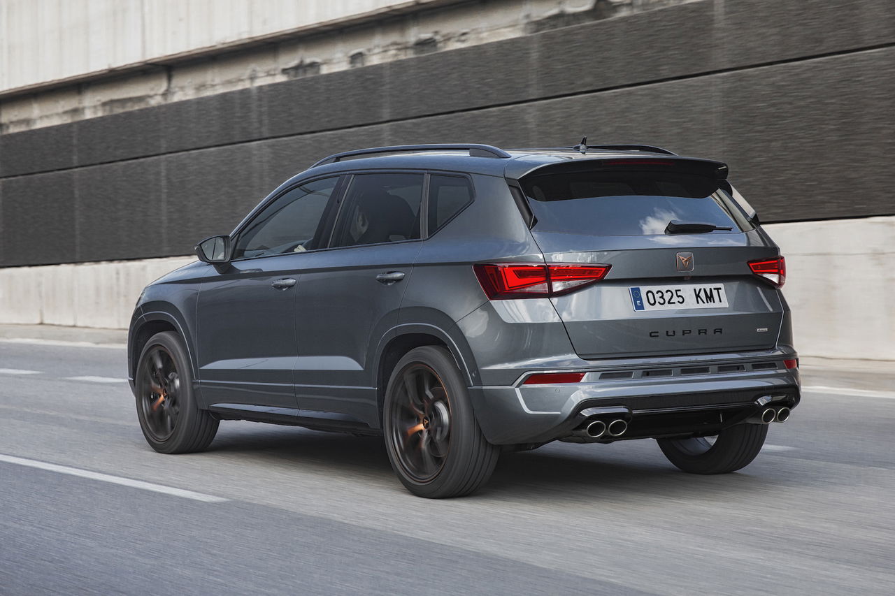 Vista trasera y lateral del CUPRA Ateca, destacando su diseño deportivo.