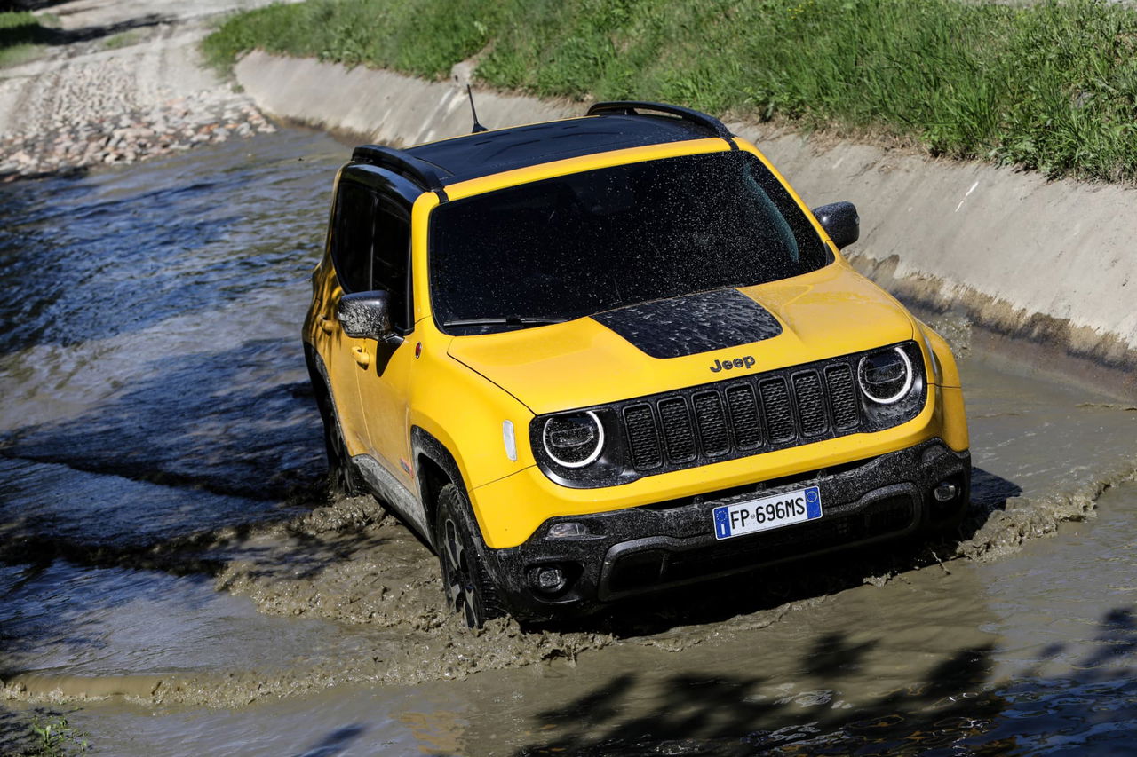 Visión dinámica del Jeep Renegade superando obstáculo acuático.