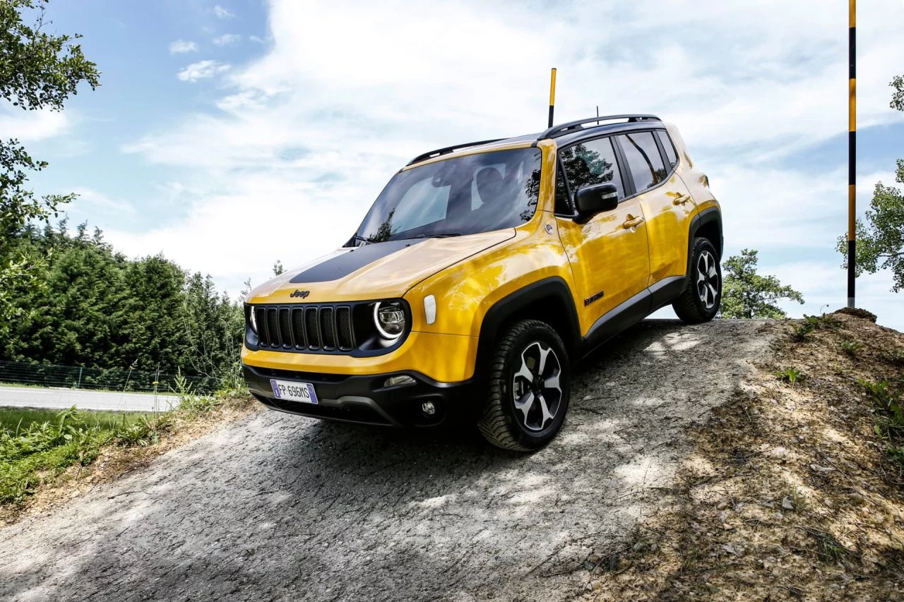 Vista delantera y lateral del Jeep Renegade en color amarillo destacando su capacidad off-road