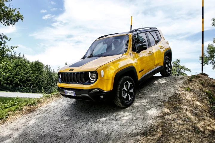 Vista delantera y lateral del Jeep Renegade en color amarillo destacando su capacidad off-road