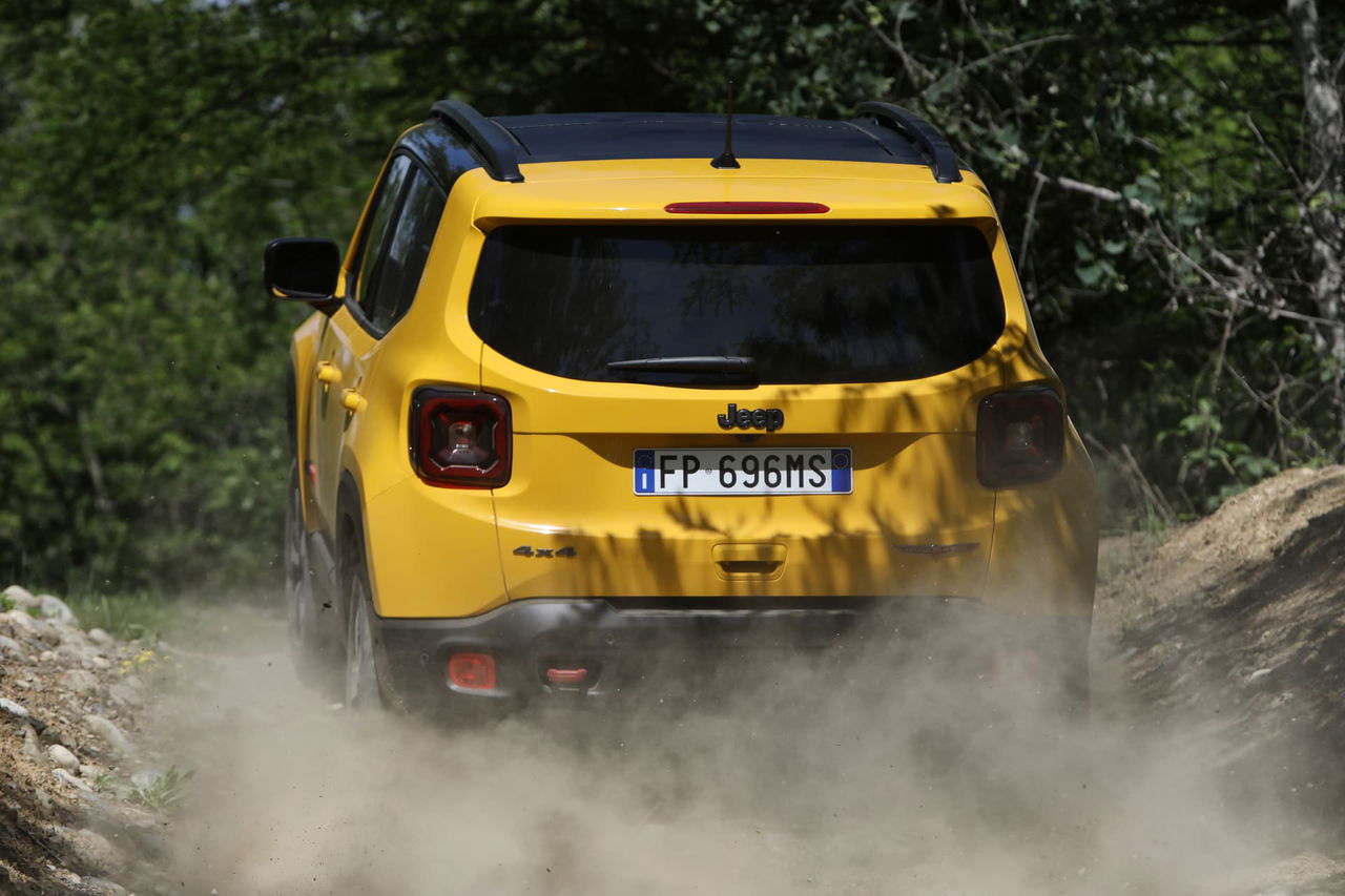 Vista trasera del Jeep Renegade superando terreno desafiante