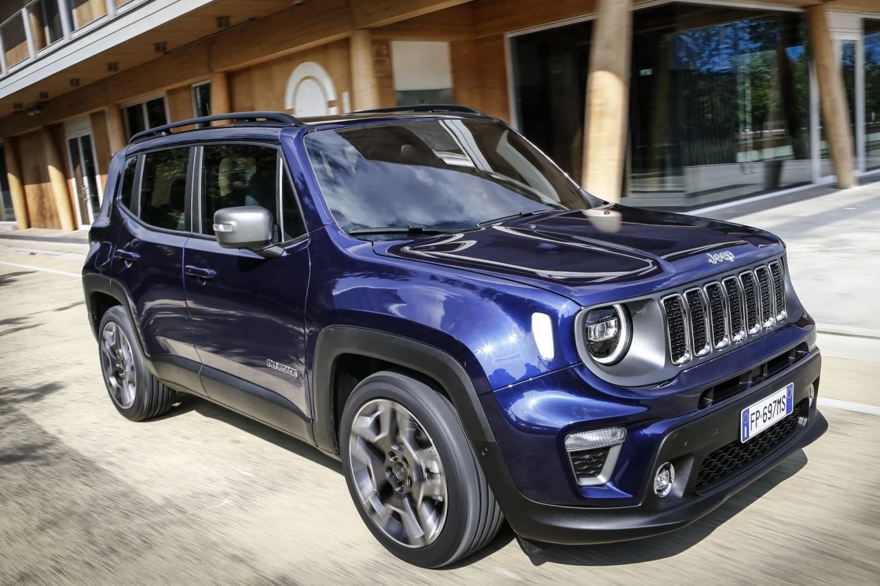 Vista lateral y delantera del Jeep Renegade en un acabado azul metalizado.