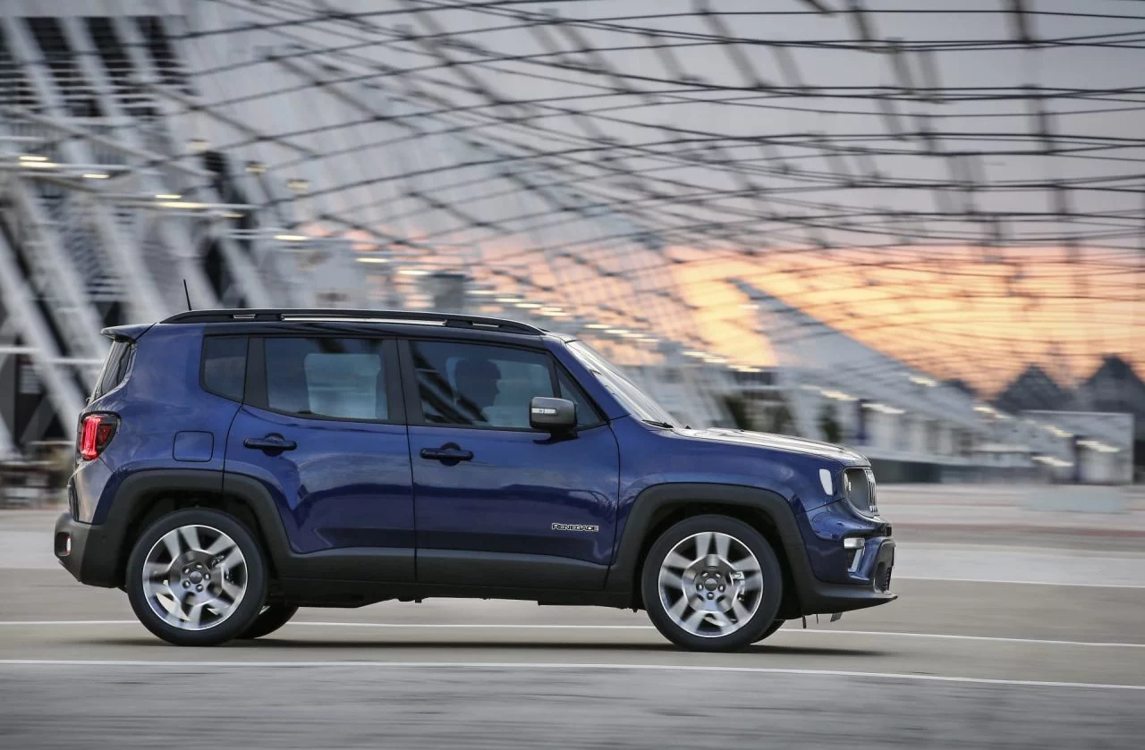 Vista lateral del Jeep Renegade que destaca su diseño robusto y aventurero.