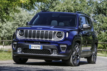 Vista frontal y lateral del Jeep Renegade, destacando su robusta parrilla.