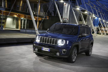 Vista angular del Jeep Renegade, destacando su robustez y diseño icónico.