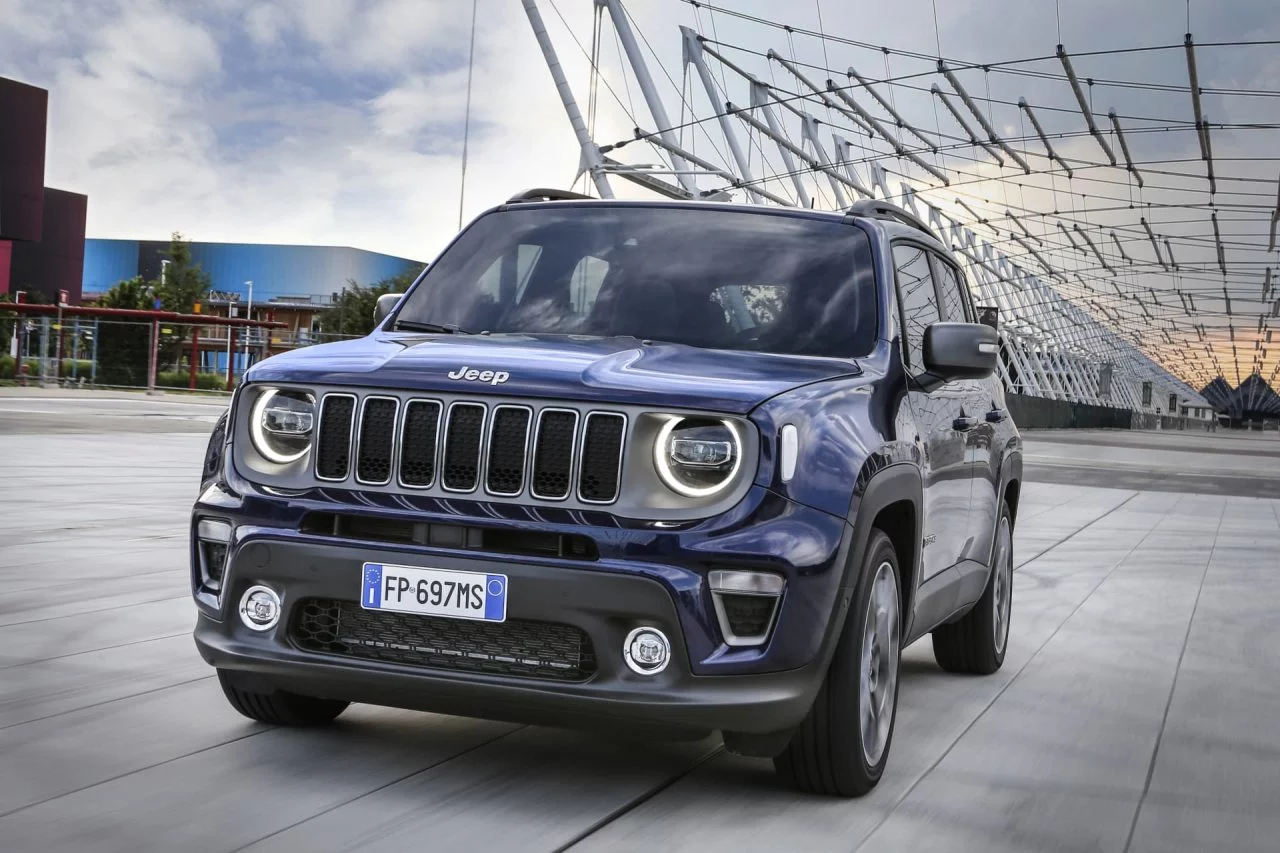 Vista angular del Jeep Renegade destacando su frontal robusto y diseño lateral.