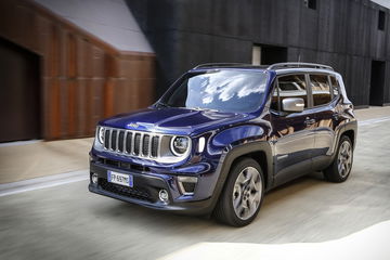 Vista diagonal del Jeep Renegade destacando su robusta parrilla frontal.