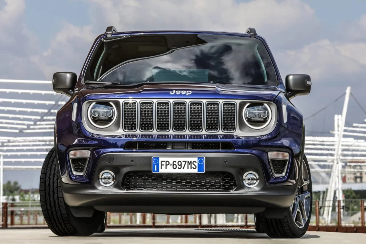 Vista frontal del Jeep Renegade mostrando su característica parrilla y faros