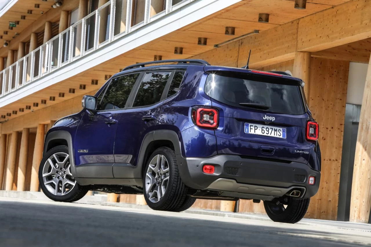 Vista trasera y lateral del Jeep Renegade, mostrando diseño y proporciones.