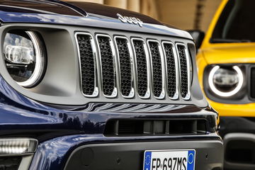 Vista detallada de la parrilla frontal icónica de Jeep Renegade.