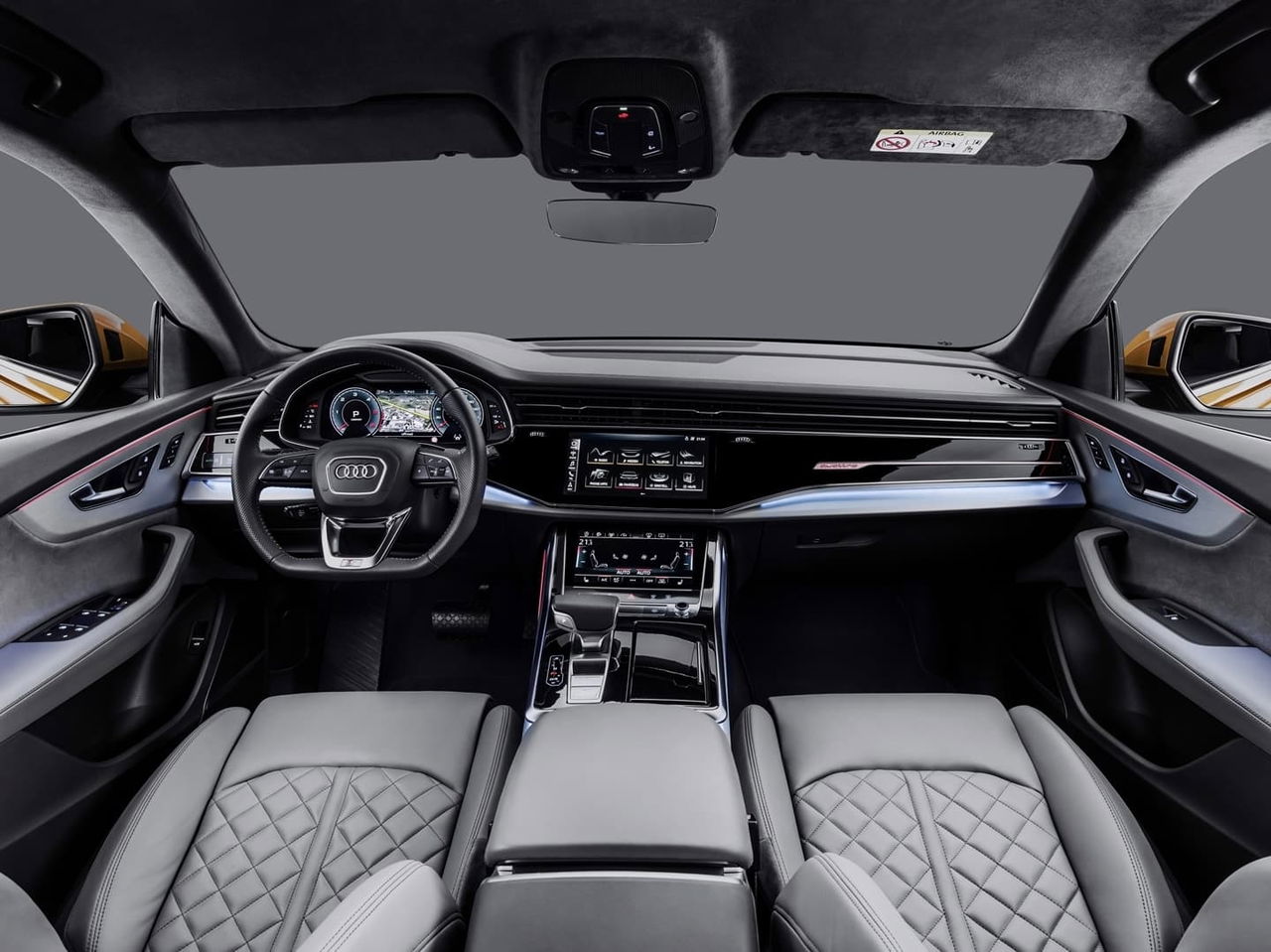 Vista detallada de la cabina de lujo del Audi Q8, destacando tecnología y confort.