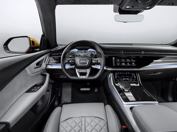 Vista del habitáculo del Audi Q8 destacando su volante y consola central.