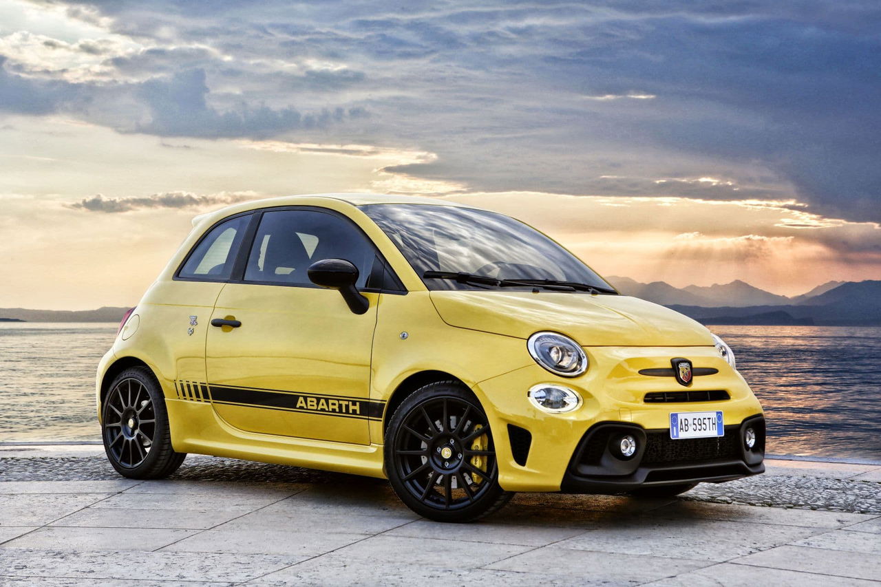 Vista diagonal del Abarth 595 en color amarillo destacando su frontal deportivo y línea lateral.