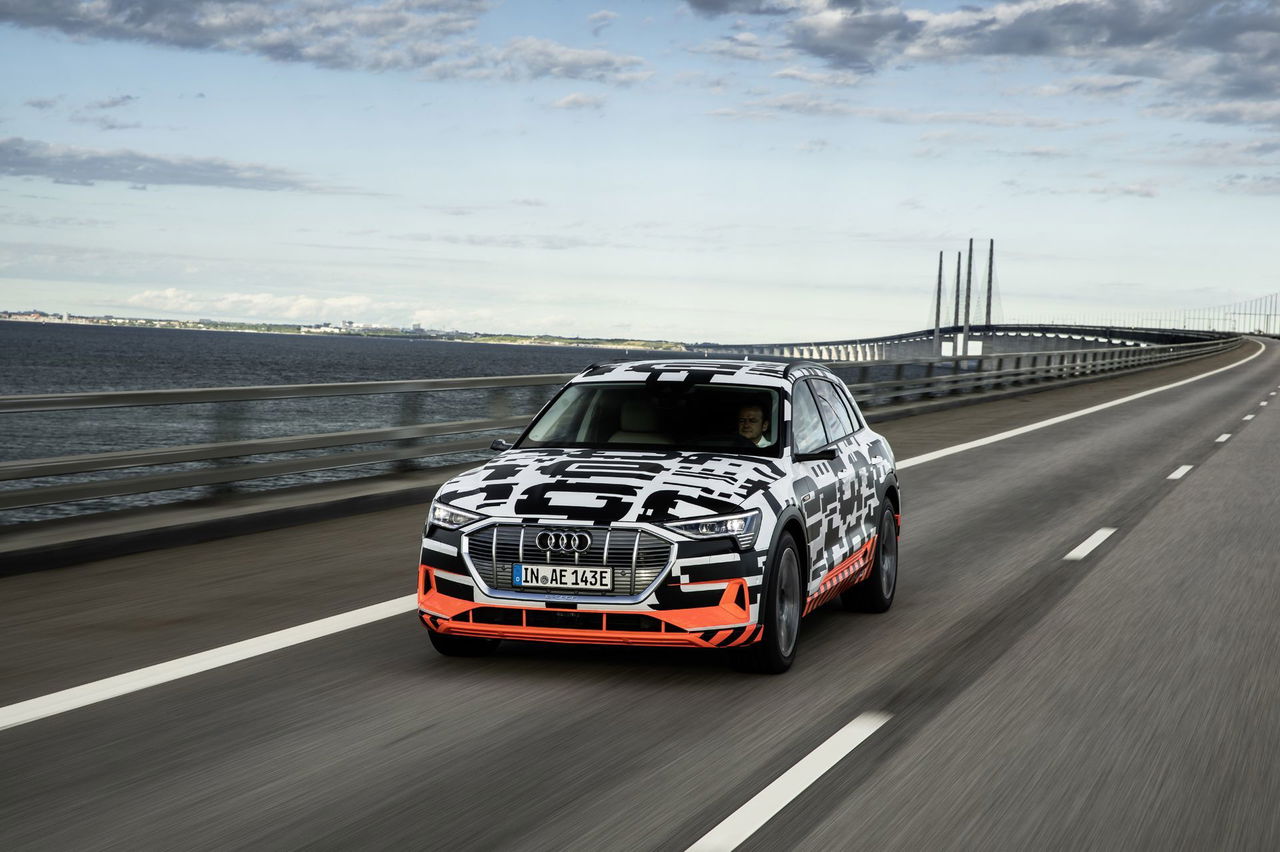 Vista lateral del Audi e-tron quattro en movimiento mostrando su perfil dinámico.