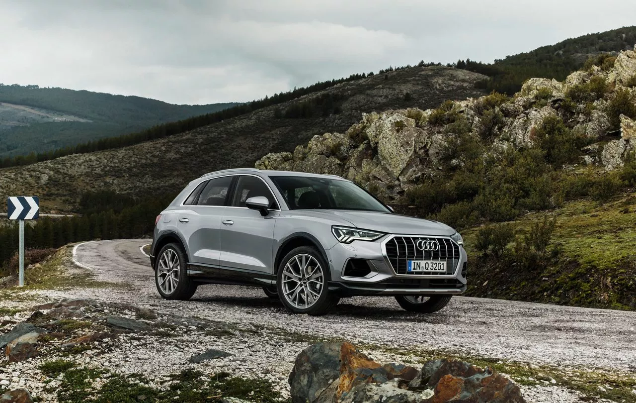 Perfil dinámico del Audi Q3 mostrando su diseño lateral y llantas.