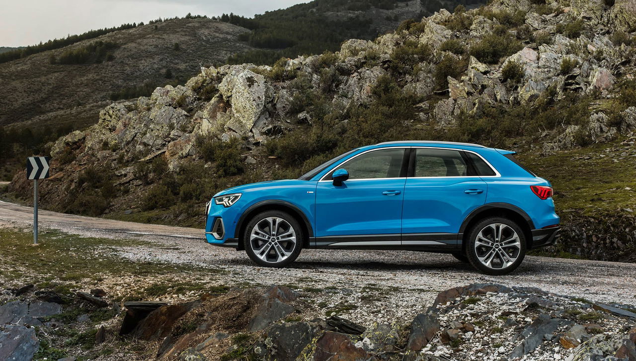 Vista lateral del Audi Q3 en su hábitat natural, destacando su línea dinámica.