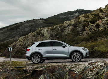 Vista lateral del Audi Q3 en ambiente de montaña, mostrando diseño y proporciones.