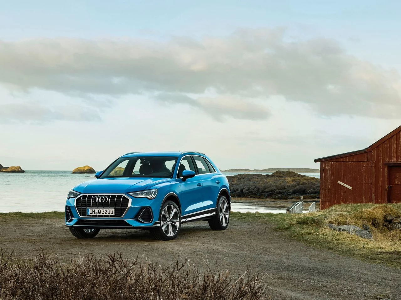 Vista angular del Audi Q3 mostrando su diseño dinámico.