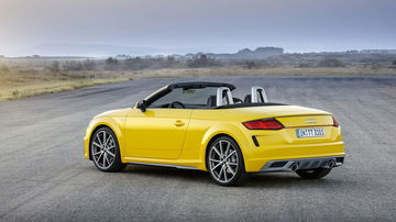 Vista trasera y lateral del Audi TT Cabrio mostrando su diseño deportivo.