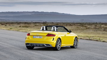 Vista trasera y lateral de un Audi TT Roadster en amarillo.