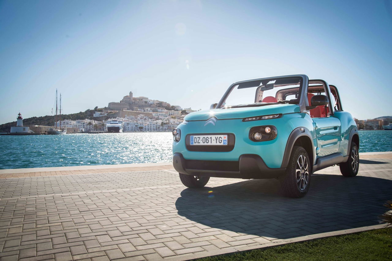 Vista lateral del Citroën e-Mehari con el mar de fondo, destacando su diseño audaz.