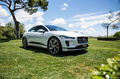 Vista angular del Jaguar I-PACE mostrando su diseño vanguardista.