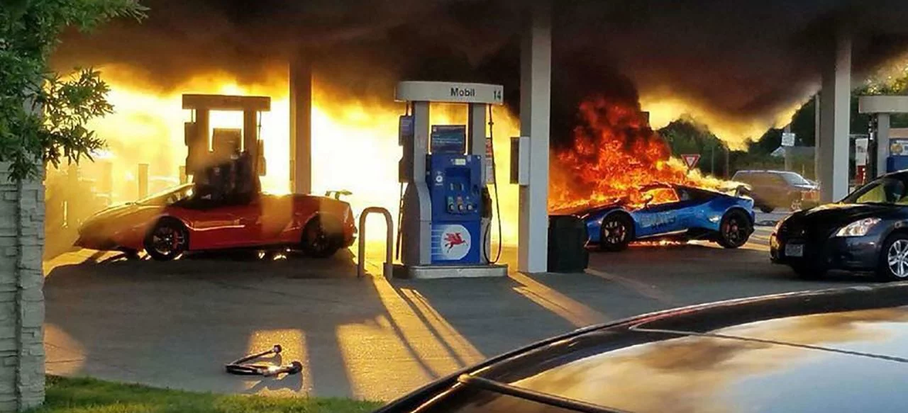 Lamborghini Destruido Gasolinera Video