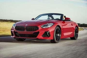 Vista dinámica del BMW Z4 en rojo, destacando su diseño deportivo.