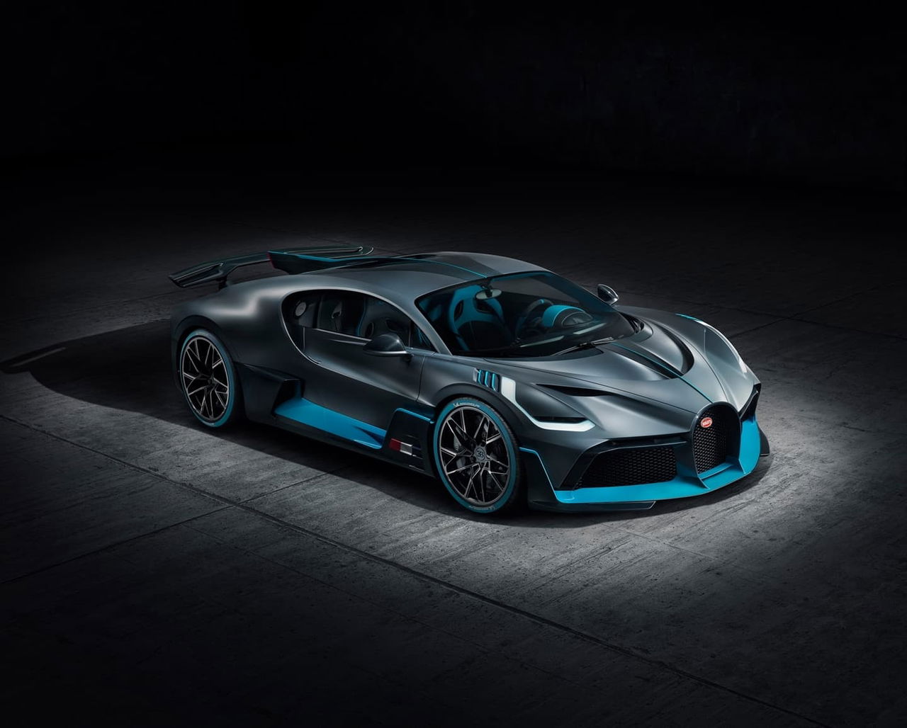 Vista nocturna del Bugatti Divo destacando su diseño aerodinámico.