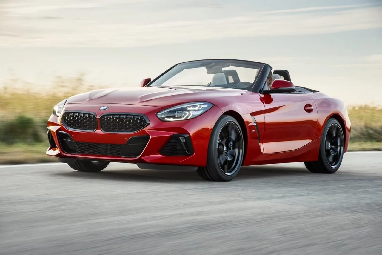 BMW Z4 en tono rojo exhibiendo su diseño lateral y frontal.