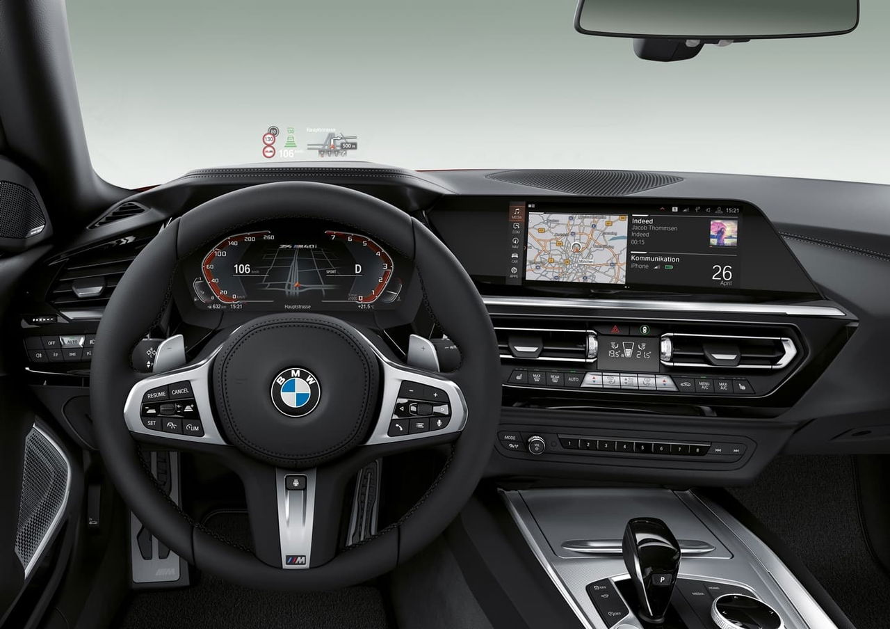 Vista del volante y sistema de infotainment del BMW Z4.