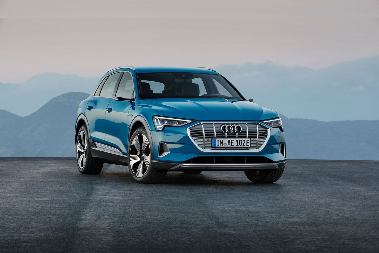 Vista del Audi Q8 e-tron destacando su imponente parrilla y perfil.