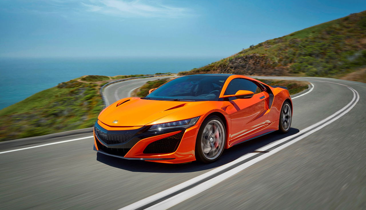 Vista del Honda NSX afrontando una curva con fondo de montaña