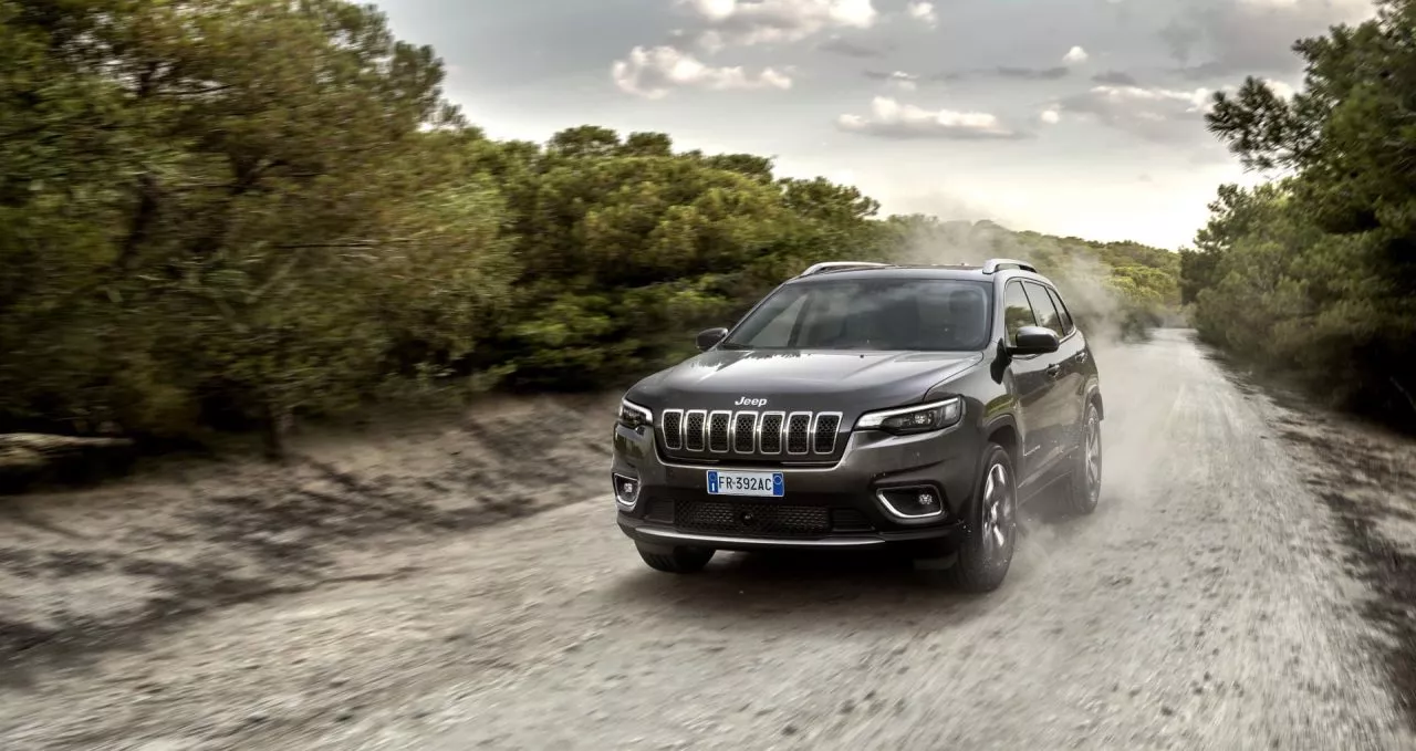 Vista dinámica del Jeep Cherokee, mostrando su capacidad todo terreno.