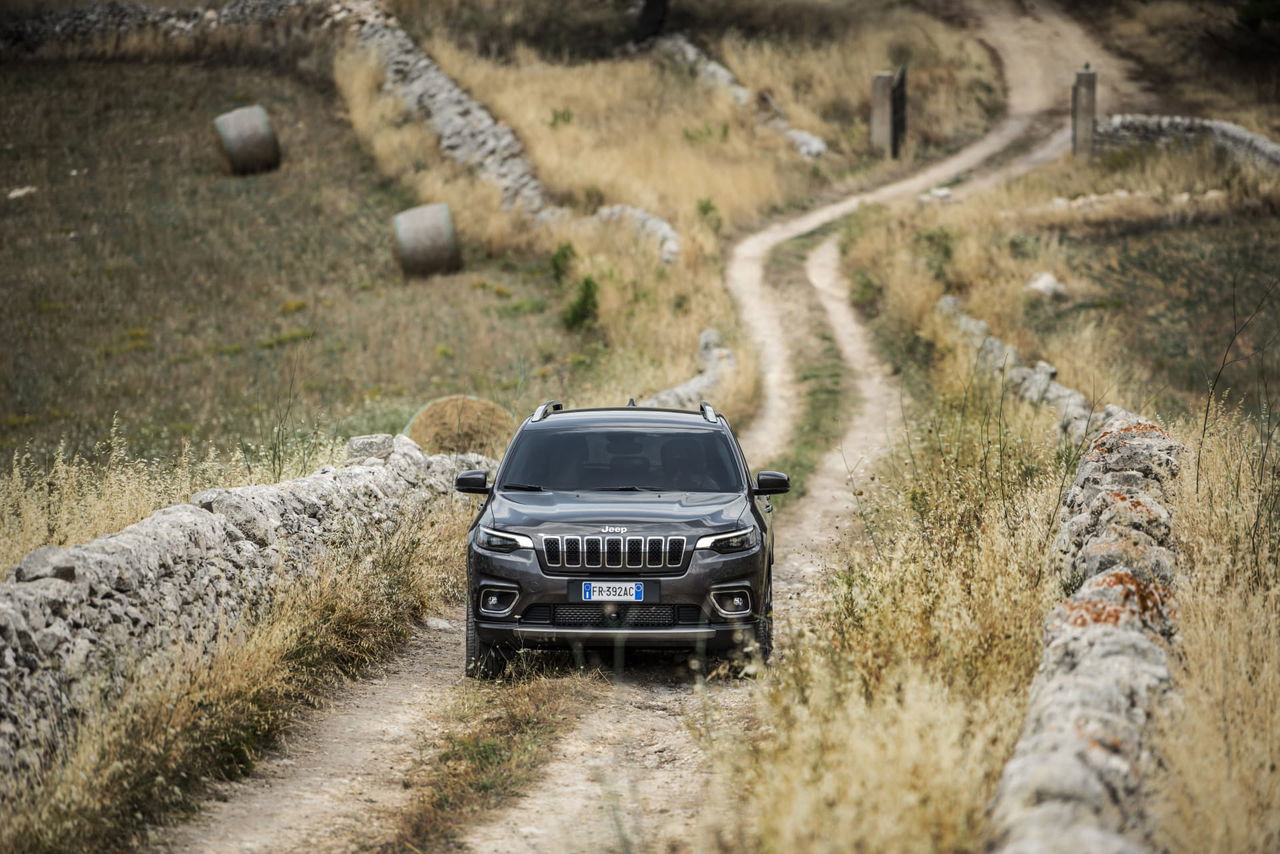 Jeep Cherokee afrontando un camino pedregoso, destacando su capacidad off-road