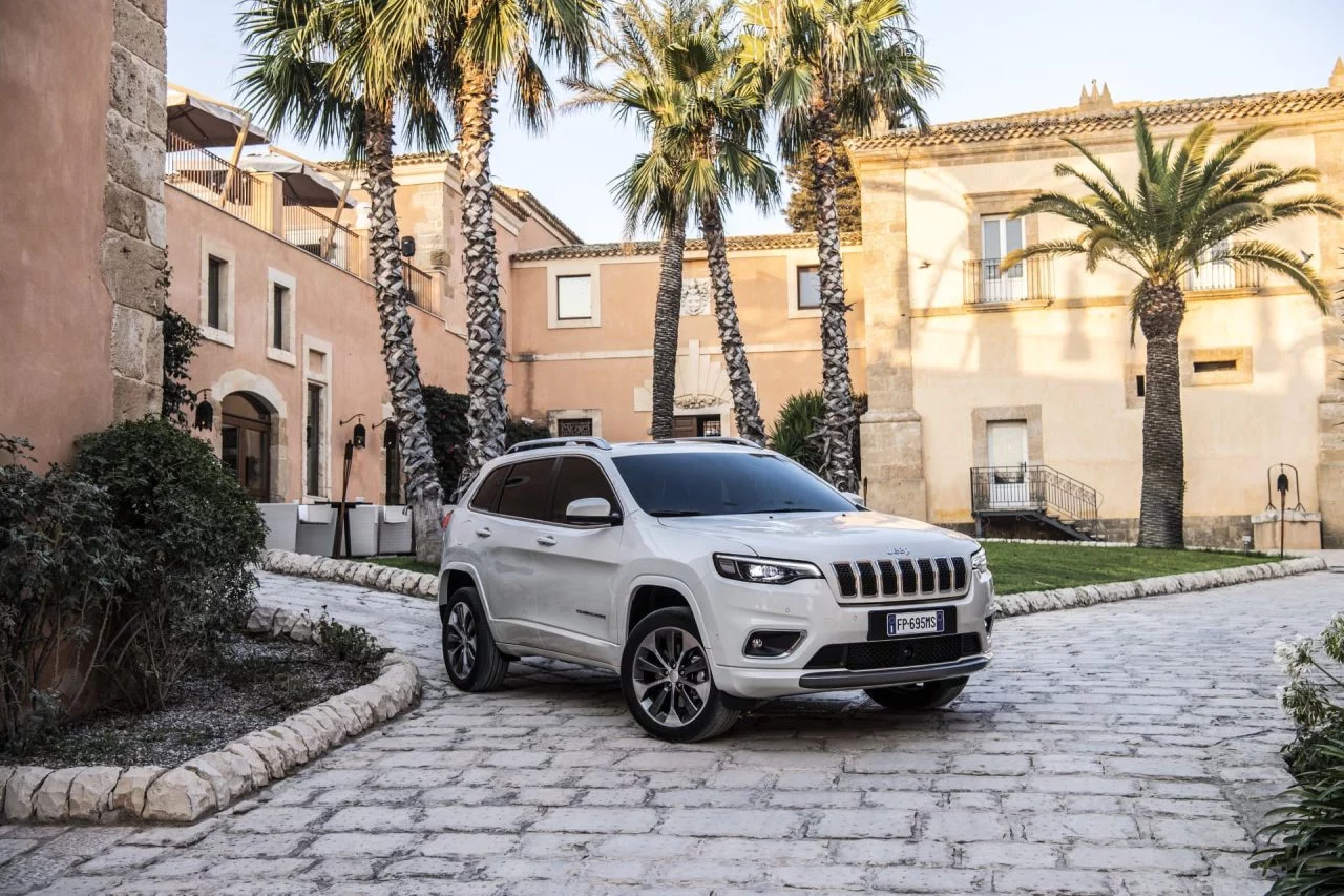 Vista angular del Jeep Cherokee mostrando su robusto diseño frontal.