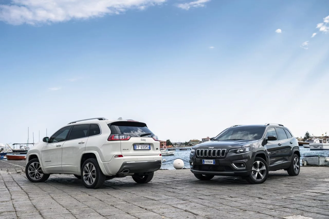 Vista lateral del Jeep Cherokee mostrando su diseño robusto y líneas aerodinámicas.