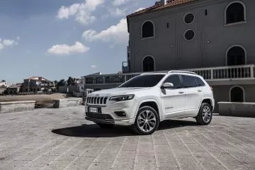 Vista lateral del Jeep Cherokee mostrando su diseño robusto y aerodinámico.